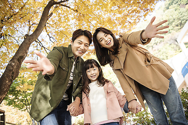 포토 JPG 주간 나무 여자 남자 행복 여유 어린이 로우앵글 40대 여행 단풍 낙엽 가족 가족여행 한국 사랑 미소 사람 동양인 상반신 성인 야외 앞모습 옆모습 세명 30대 손잡기 산책 한국인 가을 전라북도 손내밀기 즐거움 설레임 가을여행 국내여행 전주 국내포토 자연요소 식물 계절 감정 아시아 뷰포인트 중년 잎 관계 모션 휴식 표정 인종 손짓 장년 전라도 파일형식 가을_계절