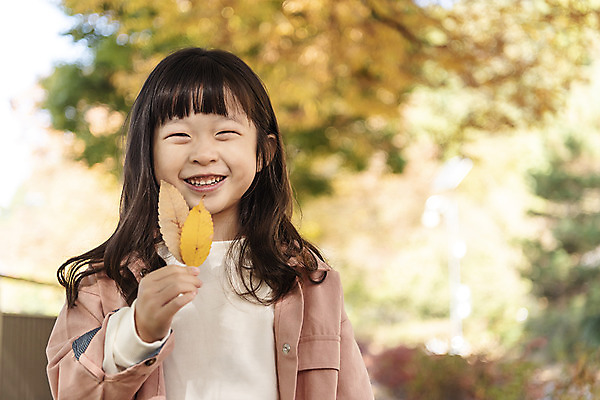 포토 JPG 주간 응시 여자 행복 여유 어린이 여행 단풍 낙엽 가족여행 한국 사랑 한명 미소 들기 사람 동양인 상반신 야외 앞모습 산책 한국인 가을 전라북도 설레임 가을여행 국내여행 전주 소녀한명만 국내포토 자연요소 1 시선 계절 감정 아시아 뷰포인트 잎 모션 휴식 표정 인종 전라도 여자한명만 소녀만 파일형식 가을_계절