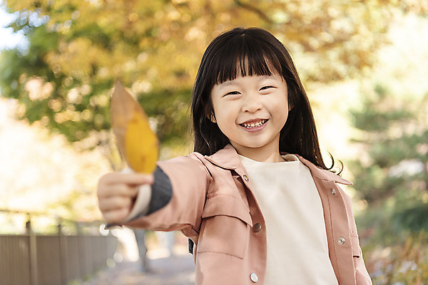 포토 JPG 주간 여자 행복 여유 어린이 여행 단풍 낙엽 가족여행 한국 사랑 한명 미소 들기 사람 동양인 상반신 야외 앞모습 산책 한국인 가을 전라북도 설레임 가을여행 국내여행 전주 소녀한명만 국내포토 자연요소 1 계절 감정 아시아 뷰포인트 잎 모션 휴식 표정 인종 전라도 여자한명만 소녀만 파일형식 가을_계절
