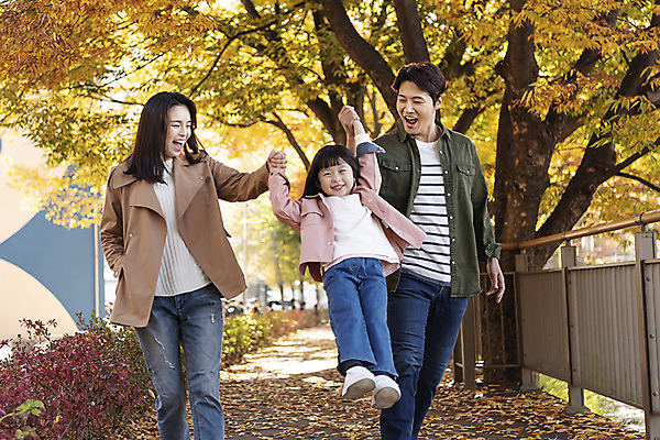 포토 JPG 주간 나무 여자 남자 행복 여유 어린이 40대 여행 단풍 낙엽 가족 가족여행 한국 사랑 사람 동양인 상반신 성인 야외 앞모습 세명 30대 손잡기 산책 한국인 가을 전라북도 즐거움 설레임 가을여행 국내여행 전주 들어올리기 국내포토 자연요소 식물 계절 감정 아시아 뷰포인트 중년 잎 관계 모션 휴식 인종 장년 전라도 파일형식 나라 컨셉