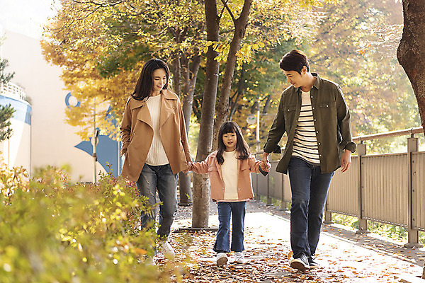 포토 JPG 주간 전신 나무 응시 여자 남자 행복 여유 어린이 40대 여행 단풍 낙엽 가족 가족여행 한국 사랑 사람 동양인 성인 야외 앞모습 세명 30대 걷기 손잡기 산책 한국인 가을 전라북도 설레임 가을여행 국내여행 전주 국내포토 자연요소 식물 시선 계절 감정 아시아 뷰포인트 중년 잎 관계 모션 휴식 인종 장년 전라도 파일형식 나라 컨셉