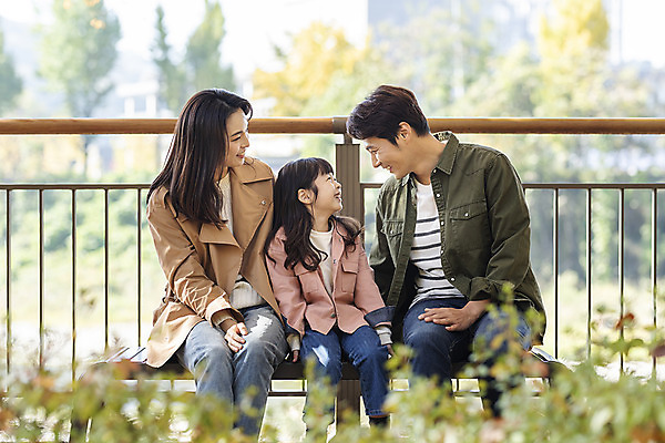 포토 JPG 주간 전통 여자 남자 행복 문화 여유 어린이 40대 여행 벤치 난간 가족 가족여행 한옥 사랑 미소 사람 앉기 동양인 상반신 성인 야외 앞모습 세명 30대 마주보기 한국인 가을 체험 역사 전라북도 즐거움 설레임 가을여행 국내여행 전주 국내포토 자연요소 한국전통 계절 감정 뷰포인트 중년 컨셉 고건축 의자 관계 모션 표정 인종 장년 전라도 파일형식 건축물 가구 한국 건축 아시아 생활용품 나라 오브젝트