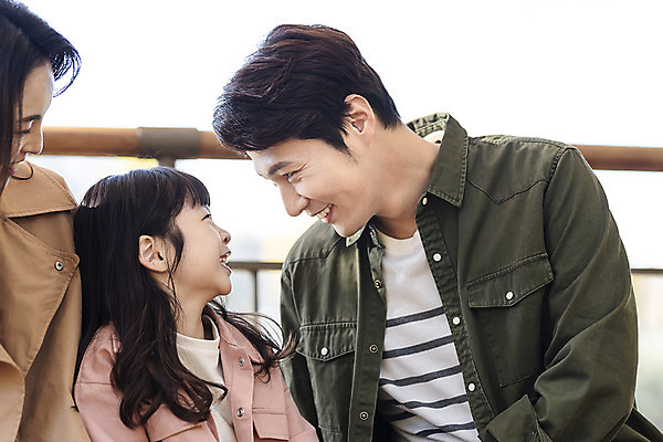 포토 JPG 주간 여자 남자 행복 여유 어린이 40대 여행 벤치 장난 가족 가족여행 한국 사랑 미소 사람 앉기 동양인 상반신 성인 야외 앞모습 옆모습 세명 30대 마주보기 산책 한국인 가을 전라북도 설레임 가을여행 국내여행 전주 국내포토 자연요소 계절 감정 아시아 뷰포인트 중년 의자 관계 모션 휴식 표정 인종 장년 전라도 파일형식 가을_계절