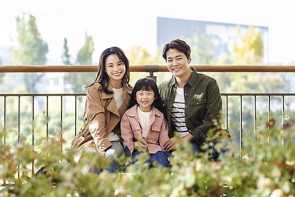 포토 JPG 주간 전통 응시 여자 남자 행복 문화 여유 어린이 40대 여행 벤치 난간 가족 가족여행 한옥 사랑 미소 사람 앉기 동양인 상반신 성인 야외 앞모습 세명 30대 한국인 가을 체험 역사 전라북도 설레임 가을여행 국내여행 전주 국내포토 자연요소 한국전통 시선 계절 감정 뷰포인트 중년 컨셉 고건축 의자 관계 모션 표정 인종 장년 전라도 파일형식 가을_계절