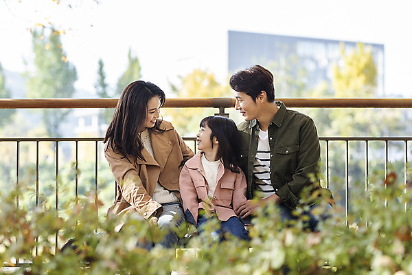 포토 JPG 주간 응시 여자 남자 행복 여유 어린이 40대 여행 벤치 난간 가족 가족여행 한국 사랑 미소 사람 앉기 동양인 상반신 성인 야외 앞모습 세명 30대 산책 한국인 가을 전라북도 설레임 가을여행 국내여행 전주 국내포토 자연요소 시선 계절 감정 아시아 뷰포인트 중년 의자 관계 모션 휴식 표정 인종 장년 전라도 파일형식 가을_계절