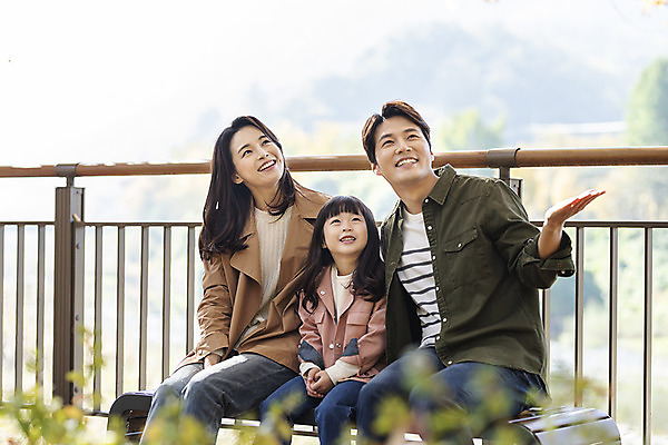 포토 JPG 주간 응시 여자 남자 행복 여유 어린이 40대 여행 벤치 가족 가족여행 한국 사랑 미소 사람 앉기 동양인 상반신 성인 야외 옆모습 세명 30대 손들기 산책 한국인 가을 전라북도 설레임 가을여행 국내여행 전주 국내포토 자연요소 시선 계절 감정 아시아 뷰포인트 중년 의자 관계 모션 휴식 표정 인종 장년 전라도 파일형식 나라 가구 컨셉 생활용품 오브젝트