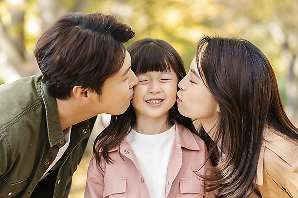 포토 JPG 주간 여자 남자 행복 여유 어린이 40대 여행 단풍 낙엽 가족 가족여행 키스 한국 사랑 사람 동양인 상반신 성인 야외 앞모습 옆모습 세명 30대 눈감음 산책 한국인 가을 전라북도 설레임 가을여행 국내여행 전주 국내포토 자연요소 계절 감정 아시아 뷰포인트 중년 잎 관계 모션 휴식 인종 장년 전라도 애정표현 파일형식 가을_계절