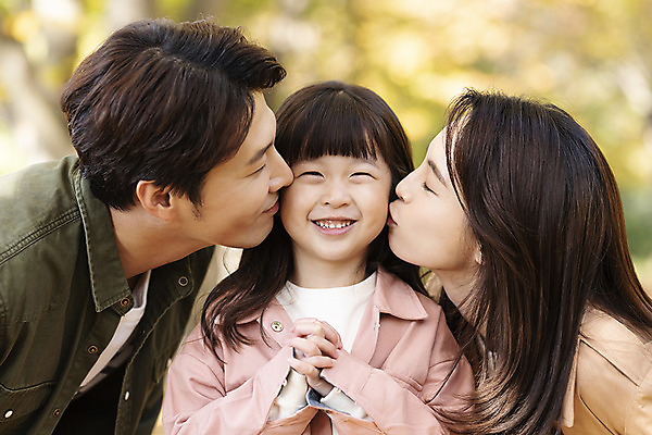 포토 JPG 주간 여자 남자 행복 여유 어린이 40대 여행 단풍 낙엽 가족 가족여행 키스 한국 사랑 미소 사람 동양인 상반신 성인 야외 앞모습 옆모습 세명 30대 산책 한국인 가을 전라북도 즐거움 설레임 가을여행 국내여행 전주 국내포토 자연요소 계절 감정 아시아 뷰포인트 중년 잎 관계 휴식 표정 인종 장년 전라도 애정표현 파일형식 가을_계절