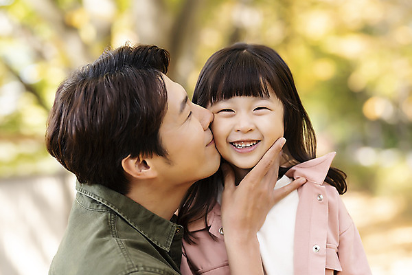 포토 JPG 주간 응시 여자 남자 딸 행복 여유 어린이 40대 여행 단풍 낙엽 가족 가족여행 키스 한국 사랑 미소 사람 동양인 상반신 성인 야외 두명 앞모습 옆모습 산책 한국인 가을 아빠 전라북도 설레임 가을여행 국내여행 전주 부녀 국내포토 자연요소 시선 계절 감정 아시아 뷰포인트 중년 잎 관계 휴식 표정 인종 전라도 애정표현 파일형식 식물 나라 컨셉 표현