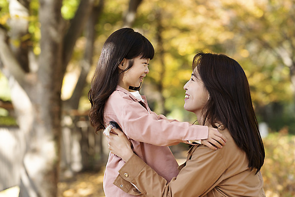 포토 JPG 주간 전통 응시 여자 딸 행복 문화 여유 어린이 여행 단풍 낙엽 가족 안기 모녀 엄마 가족여행 한옥 사랑 미소 사람 앉기 동양인 상반신 성인 야외 두명 옆모습 30대 마주보기 한국인 가을 체험 역사 전라북도 설레임 가을여행 국내여행 전주 여자만 국내포토 자연요소 한국전통 시선 계절 감정 뷰포인트 컨셉 고건축 잎 관계 모션 표정 인종 장년 전라도 파일형식 식물 건축물 한국 건축 아시아 나라