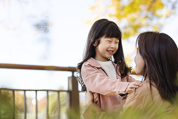 포토 JPG 주간 여자 딸 행복 여유 어린이 여행 단풍 낙엽 가족 안기 모녀 엄마 가족여행 한국 사랑 미소 사람 동양인 상반신 성인 야외 두명 옆모습 뒷모습 30대 마주보기 산책 한국인 가을 전라북도 설레임 가을여행 국내여행 전주 여자만 국내포토 자연요소 계절 감정 아시아 뷰포인트 잎 관계 모션 휴식 표정 인종 장년 전라도 파일형식 가을_계절