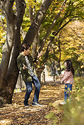 포토 JPG 주간 전신 나무 여자 남자 행복 여유 어린이 40대 여행 단풍 낙엽 가족 놀이 가족여행 한국 사랑 사람 동양인 성인 야외 두명 옆모습 마주보기 산책 한국인 가을 전라북도 설레임 가을여행 국내여행 전주 부녀 국내포토 자연요소 식물 계절 딸 감정 아시아 뷰포인트 중년 잎 관계 모션 휴식 인종 아빠 전라도 파일형식 가을_계절
