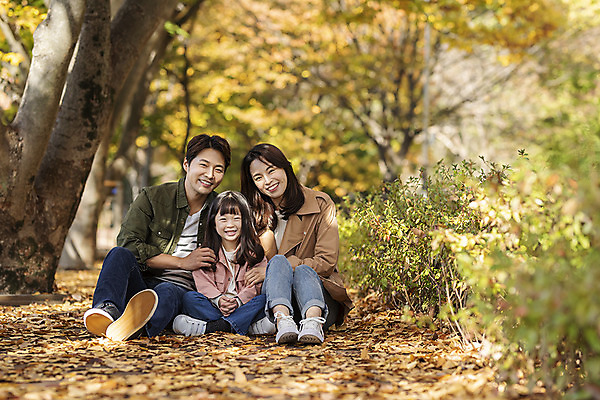 포토 JPG 주간 전신 나무 응시 여자 남자 행복 여유 어린이 40대 여행 단풍 낙엽 가족 가족여행 한국 사랑 미소 사람 앉기 동양인 성인 야외 앞모습 세명 30대 산책 한국인 가을 전라북도 설레임 가을여행 국내여행 전주 국내포토 자연요소 식물 시선 계절 감정 아시아 뷰포인트 중년 잎 관계 모션 휴식 표정 인종 장년 전라도 파일형식 가을_계절