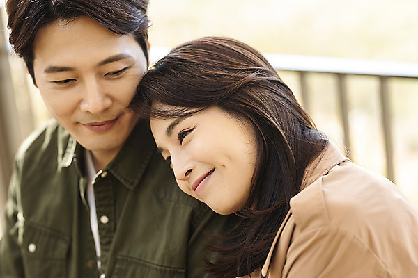 포토 JPG 주간 전통 부부 응시 여자 남자 행복 문화 여유 40대 여행 가족 휴식 가족여행 한옥 사랑 미소 사람 동양인 상반신 성인 야외 두명 옆모습 30대 기댐 한국인 가을 체험 역사 전라북도 어깨 설레임 가을여행 국내여행 전주 성인만 국내포토 자연요소 한국전통 커플 시선 계절 감정 뷰포인트 중년 컨셉 고건축 관계 모션 표정 인종 신체부위 장년 전라도 파일형식 가을_계절