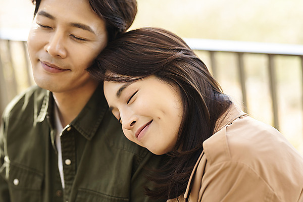 포토 JPG 주간 전통 부부 여자 남자 행복 문화 여유 40대 여행 가족 휴식 가족여행 한옥 사랑 미소 사람 동양인 상반신 성인 야외 두명 옆모습 30대 눈감음 기댐 한국인 가을 체험 역사 전라북도 어깨 설레임 가을여행 국내여행 전주 성인만 국내포토 자연요소 한국전통 커플 계절 감정 뷰포인트 중년 컨셉 고건축 관계 모션 표정 인종 신체부위 장년 전라도 파일형식 건축물 한국 건축 아시아 나라
