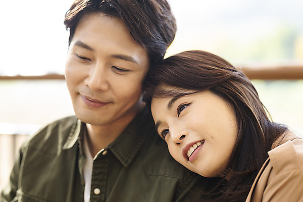 포토 JPG 주간 전통 부부 응시 여자 남자 행복 문화 여유 40대 여행 가족 휴식 가족여행 한옥 사랑 미소 사람 동양인 상반신 성인 야외 두명 옆모습 30대 기댐 한국인 가을 체험 역사 전라북도 설레임 가을여행 국내여행 전주 성인만 국내포토 자연요소 한국전통 커플 시선 계절 감정 뷰포인트 중년 컨셉 고건축 관계 모션 표정 인종 장년 전라도 파일형식 건축물 한국 건축 아시아 나라