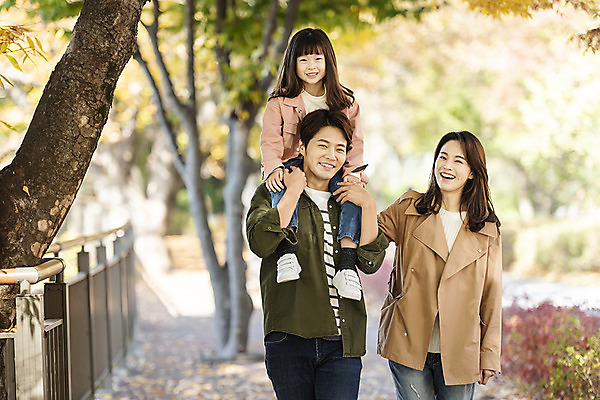 포토 JPG 주간 전신 나무 응시 여자 남자 행복 여유 어린이 40대 여행 단풍 낙엽 가족 가족여행 한국 사랑 미소 사람 동양인 상반신 성인 야외 앞모습 세명 30대 걷기 산책 한국인 가을 목말 전라북도 설레임 가을여행 국내여행 전주 국내포토 자연요소 식물 시선 계절 감정 아시아 뷰포인트 중년 잎 관계 모션 휴식 표정 인종 장년 전라도 파일형식 가을_계절