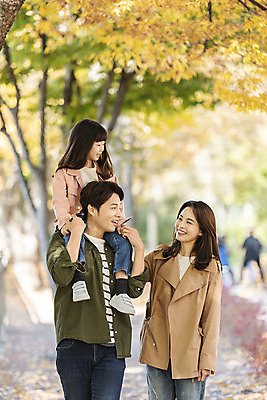 포토 JPG 주간 전신 응시 여자 남자 행복 여유 어린이 40대 여행 단풍 낙엽 가족 가족여행 한국 사랑 미소 사람 동양인 상반신 성인 야외 앞모습 세명 30대 마주보기 산책 한국인 가을 목말 전라북도 설레임 가을여행 국내여행 전주 국내포토 자연요소 시선 계절 감정 아시아 뷰포인트 중년 잎 관계 모션 휴식 표정 인종 장년 전라도 파일형식 가을_계절