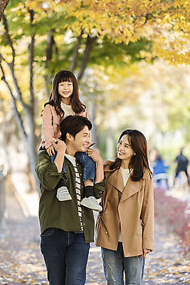 포토 JPG 주간 전신 응시 여자 남자 행복 여유 어린이 40대 여행 단풍 낙엽 가족 가족여행 한국 사랑 미소 사람 동양인 상반신 성인 야외 앞모습 세명 30대 마주보기 산책 한국인 가을 목말 전라북도 설레임 가을여행 국내여행 전주 국내포토 자연요소 시선 계절 감정 아시아 뷰포인트 중년 잎 관계 모션 휴식 표정 인종 장년 전라도 파일형식 가을_계절