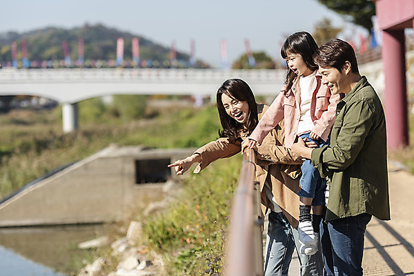 포토 JPG 주간 응시 여자 남자 행복 여유 어린이 40대 여행 가족 안기 가족여행 한국 사랑 웃음 사람 동양인 상반신 성인 야외 옆모습 세명 30대 강 산책 한국인 가을 가리킴 전라북도 즐거움 설레임 가을여행 국내여행 전주 국내포토 자연요소 시선 계절 감정 아시아 뷰포인트 중년 관계 모션 휴식 표정 인종 손짓 장년 전라도 파일형식 가을_계절