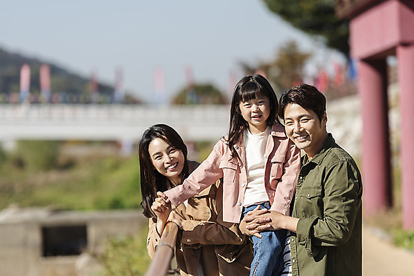포토 JPG 주간 응시 여자 남자 행복 여유 어린이 40대 여행 가족 안기 가족여행 한국 사랑 미소 사람 동양인 상반신 성인 야외 앞모습 옆모습 세명 30대 산책 한국인 가을 전라북도 설레임 가을여행 국내여행 전주 국내포토 자연요소 시선 계절 감정 아시아 뷰포인트 중년 관계 모션 휴식 표정 인종 장년 전라도 파일형식 가을_계절