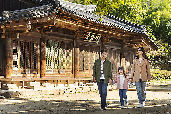 포토 JPG 주간 전신 전통 여자 남자 행복 문화 여유 어린이 40대 여행 가족 가족여행 한옥 사랑 사람 동양인 성인 야외 앞모습 세명 30대 걷기 산책 한국인 가을 체험 역사 전라북도 설레임 가을여행 국내여행 명륜당 전주 향교 전주향교 국내포토 자연요소 한국전통 계절 감정 뷰포인트 중년 컨셉 고건축 관계 모션 유적지 휴식 인종 장년 전라도 교육기관 파일형식 가을_계절