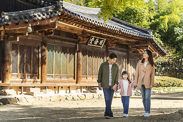 포토 JPG 주간 전신 전통 응시 여자 남자 행복 문화 여유 어린이 40대 여행 가족 가족여행 한옥 사랑 미소 사람 동양인 성인 야외 앞모습 세명 30대 걷기 손잡기 산책 한국인 가을 체험 역사 전라북도 설레임 가을여행 국내여행 명륜당 전주 향교 전주향교 국내포토 자연요소 한국전통 시선 계절 감정 뷰포인트 중년 컨셉 고건축 관계 모션 유적지 휴식 표정 인종 장년 전라도 교육기관 파일형식 가을_계절