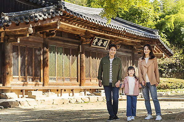 포토 JPG 주간 전신 전통 여자 남자 행복 문화 여유 어린이 40대 여행 가족 가족여행 한옥 사랑 서기 사람 동양인 성인 야외 앞모습 세명 30대 손잡기 한국인 가을 체험 역사 전라북도 설레임 가을여행 국내여행 명륜당 전주 향교 전주향교 국내포토 자연요소 한국전통 계절 감정 뷰포인트 중년 컨셉 고건축 관계 모션 유적지 인종 장년 전라도 교육기관 파일형식 가을_계절