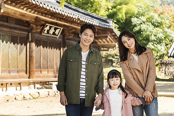 포토 JPG 주간 전통 응시 여자 남자 행복 문화 여유 어린이 40대 여행 가족 가족여행 한옥 사랑 미소 사람 동양인 상반신 성인 야외 앞모습 세명 30대 손잡기 한국인 가을 체험 역사 전라북도 설레임 가을여행 국내여행 명륜당 전주 향교 전주향교 국내포토 자연요소 한국전통 시선 계절 감정 뷰포인트 중년 컨셉 고건축 관계 모션 유적지 표정 인종 장년 전라도 교육기관 파일형식 가을_계절