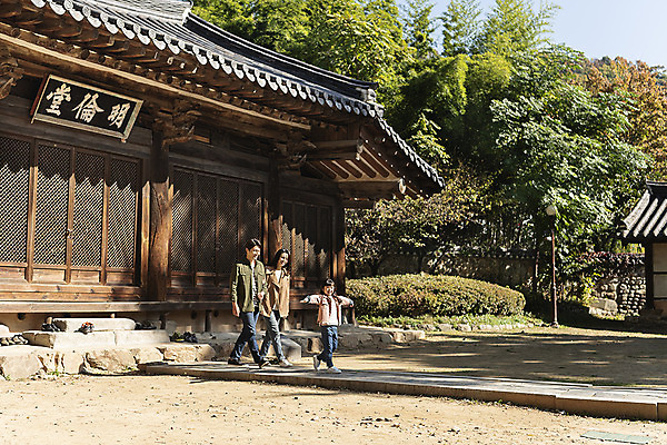포토 JPG 주간 전신 나무 전통 여자 남자 행복 문화 여유 어린이 40대 여행 가족 팔벌리기 가족여행 한옥 사랑 사람 동양인 성인 야외 옆모습 세명 30대 걷기 산책 한국인 가을 체험 역사 전라북도 설레임 가을여행 국내여행 명륜당 전주 향교 전주향교 국내포토 자연요소 식물 한국전통 계절 감정 뷰포인트 중년 컨셉 고건축 관계 모션 유적지 휴식 인종 장년 전라도 교육기관 파일형식 가을_계절