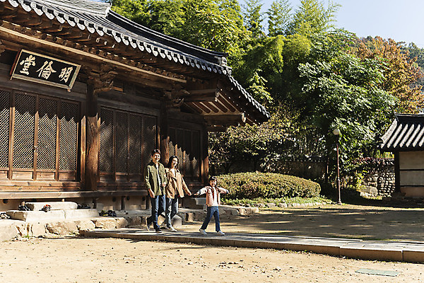 포토 JPG 주간 전신 나무 전통 응시 여자 남자 행복 문화 여유 어린이 40대 여행 가족 가족여행 한옥 사랑 미소 사람 동양인 성인 야외 옆모습 세명 30대 걷기 산책 한국인 가을 체험 역사 전라북도 설레임 가을여행 국내여행 명륜당 전주 향교 전주향교 국내포토 자연요소 식물 한국전통 시선 계절 감정 뷰포인트 중년 컨셉 고건축 관계 모션 유적지 휴식 표정 인종 장년 전라도 교육기관 파일형식 가을_계절
