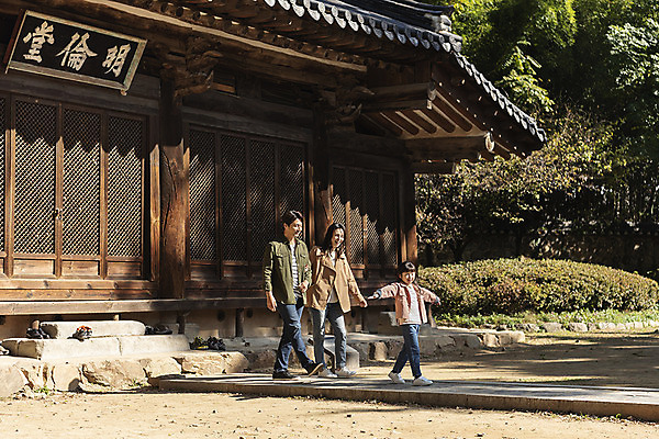포토 JPG 주간 전신 전통 응시 여자 남자 행복 문화 여유 어린이 40대 여행 가족 가족여행 한옥 사랑 미소 사람 동양인 성인 야외 옆모습 세명 30대 걷기 산책 한국인 가을 체험 역사 전라북도 설레임 가을여행 국내여행 명륜당 전주 향교 전주향교 국내포토 자연요소 한국전통 시선 계절 감정 뷰포인트 중년 컨셉 고건축 관계 모션 유적지 휴식 표정 인종 장년 전라도 교육기관 파일형식 가을_계절