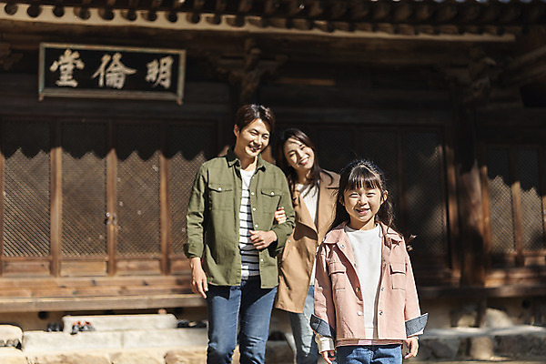 포토 JPG 주간 전통 응시 여자 남자 행복 문화 여유 어린이 40대 여행 가족 가족여행 한옥 사랑 서기 미소 사람 동양인 상반신 성인 야외 앞모습 세명 30대 산책 한국인 가을 체험 역사 전라북도 설레임 가을여행 국내여행 명륜당 전주 향교 전주향교 국내포토 자연요소 한국전통 시선 계절 감정 뷰포인트 중년 컨셉 고건축 관계 모션 유적지 휴식 표정 인종 장년 전라도 교육기관 파일형식 가을_계절