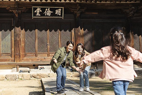 포토 JPG 주간 전신 전통 응시 여자 남자 행복 문화 여유 어린이 40대 여행 가족 팔벌리기 가족여행 한옥 사랑 미소 사람 동양인 상반신 성인 야외 앞모습 뒷모습 세명 30대 달리기 한국인 가을 체험 역사 전라북도 설레임 가을여행 국내여행 명륜당 전주 향교 전주향교 국내포토 자연요소 한국전통 시선 계절 감정 뷰포인트 중년 컨셉 고건축 관계 모션 유적지 표정 인종 장년 전라도 교육기관 파일형식 가을_계절