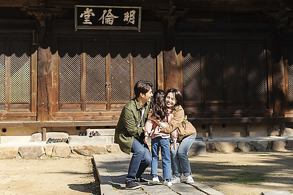 포토 JPG 주간 전신 전통 여자 남자 행복 문화 여유 어린이 40대 여행 가족 안기 가족여행 한옥 사랑 미소 사람 동양인 성인 야외 앞모습 뒷모습 세명 30대 한국인 가을 체험 역사 전라북도 설레임 가을여행 국내여행 전주 향교 전주향교 국내포토 자연요소 한국전통 계절 감정 뷰포인트 중년 컨셉 고건축 관계 모션 유적지 표정 인종 장년 전라도 교육기관 파일형식 가을_계절