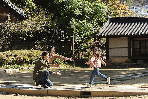 포토 JPG 주간 전신 전통 여자 남자 행복 문화 여유 어린이 40대 여행 가족 팔벌리기 가족여행 한옥 사랑 사람 앉기 동양인 성인 야외 옆모습 세명 30대 달리기 한국인 가을 체험 역사 전라북도 설레임 가을여행 국내여행 명륜당 전주 향교 전주향교 국내포토 자연요소 한국전통 계절 감정 뷰포인트 중년 컨셉 고건축 관계 모션 유적지 인종 장년 전라도 교육기관 파일형식 가을_계절