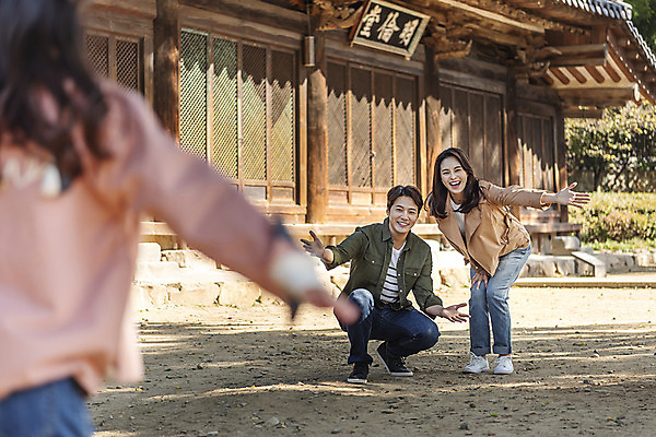 포토 JPG 주간 전신 전통 응시 여자 남자 행복 문화 여유 어린이 40대 여행 가족 팔벌리기 가족여행 한옥 사랑 미소 사람 동양인 상반신 성인 야외 앞모습 뒷모습 세명 30대 달리기 한국인 가을 체험 역사 전라북도 설레임 가을여행 국내여행 명륜당 전주 향교 전주향교 국내포토 자연요소 한국전통 시선 계절 감정 뷰포인트 중년 컨셉 고건축 관계 모션 유적지 표정 인종 장년 전라도 교육기관 파일형식 가을_계절