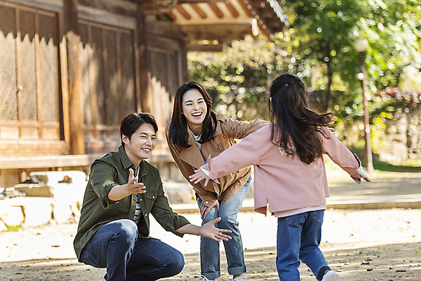 포토 JPG 주간 전신 전통 응시 여자 남자 행복 문화 여유 어린이 40대 여행 가족 팔벌리기 가족여행 한옥 사랑 미소 사람 앉기 동양인 성인 야외 앞모습 옆모습 뒷모습 세명 30대 달리기 한국인 가을 체험 역사 전라북도 설레임 가을여행 국내여행 명륜당 전주 향교 전주향교 국내포토 자연요소 한국전통 시선 계절 감정 뷰포인트 중년 컨셉 고건축 관계 모션 유적지 표정 인종 장년 전라도 교육기관 파일형식 가을_계절