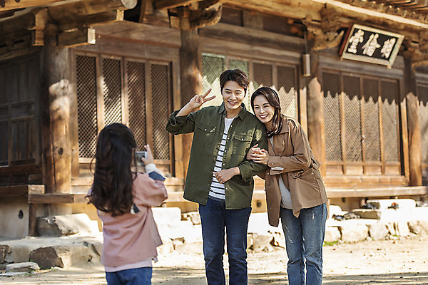 포토 JPG 주간 전통 응시 여자 남자 행복 문화 여유 어린이 40대 여행 포즈 가족 가족여행 한옥 사랑 미소 사람 동양인 상반신 성인 야외 앞모습 뒷모습 세명 30대 스마트폰 팔짱 사진촬영 한국인 가을 체험 역사 전라북도 브이 설레임 가을여행 국내여행 명륜당 전주 향교 전주향교 국내포토 자연요소 한국전통 시선 계절 감정 뷰포인트 중년 컨셉 고건축 관계 모션 유적지 표정 인종 손짓 장년 핸드폰 스마트기기 촬영 전라도 교육기관 파일형식 가을_계절