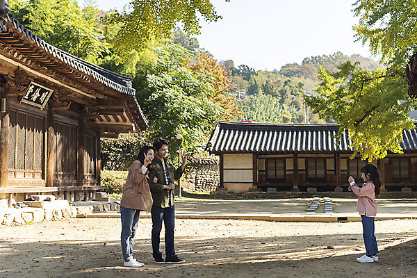 포토 JPG 주간 전신 나무 전통 여자 남자 행복 문화 여유 어린이 40대 여행 가족 가족여행 한옥 사랑 사람 동양인 성인 야외 옆모습 세명 30대 스마트폰 마주보기 팔짱 사진촬영 산책 한국인 가을 체험 역사 전라북도 브이 설레임 가을여행 국내여행 명륜당 전주 향교 전주향교 국내포토 자연요소 식물 한국전통 계절 감정 뷰포인트 중년 컨셉 고건축 관계 모션 유적지 휴식 인종 손짓 장년 핸드폰 스마트기기 촬영 전라도 교육기관 파일형식 가을_계절