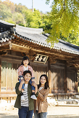 포토 JPG 주간 전신 전통 응시 여자 남자 행복 문화 여유 어린이 40대 여행 가족 가족여행 한옥 사랑 미소 사람 동양인 상반신 성인 야외 앞모습 옆모습 세명 30대 한국인 가을 체험 목말 역사 전라북도 설레임 가을여행 국내여행 명륜당 전주 향교 전주향교 국내포토 자연요소 한국전통 시선 계절 감정 뷰포인트 중년 컨셉 고건축 관계 모션 유적지 표정 인종 장년 전라도 교육기관 파일형식 가을_계절