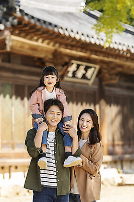 포토 JPG 주간 전신 전통 응시 여자 남자 행복 문화 여유 어린이 40대 여행 가족 가족여행 한옥 사랑 미소 사람 동양인 상반신 성인 야외 앞모습 세명 30대 걷기 산책 한국인 가을 체험 목말 역사 전라북도 설레임 가을여행 국내여행 명륜당 전주 향교 전주향교 국내포토 자연요소 한국전통 시선 계절 감정 뷰포인트 중년 컨셉 고건축 관계 모션 유적지 휴식 표정 인종 장년 전라도 교육기관 파일형식 가을_계절