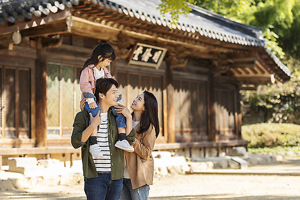 포토 JPG 주간 전신 전통 여자 남자 행복 문화 여유 어린이 40대 여행 가족 가족여행 한옥 사랑 미소 사람 동양인 상반신 성인 야외 앞모습 옆모습 세명 30대 마주보기 걷기 산책 한국인 가을 체험 목말 역사 전라북도 설레임 가을여행 국내여행 명륜당 전주 향교 전주향교 국내포토 자연요소 한국전통 계절 감정 뷰포인트 중년 컨셉 고건축 관계 모션 유적지 휴식 표정 인종 장년 전라도 교육기관 파일형식 가을_계절