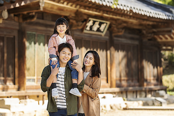 포토 JPG 주간 전신 전통 응시 여자 남자 행복 문화 여유 어린이 40대 여행 가족 가족여행 한옥 사랑 미소 사람 동양인 상반신 성인 야외 앞모습 옆모습 세명 30대 산책 한국인 가을 체험 목말 역사 전라북도 설레임 가을여행 국내여행 명륜당 전주 향교 전주향교 국내포토 자연요소 한국전통 시선 계절 감정 뷰포인트 중년 컨셉 고건축 관계 모션 유적지 휴식 표정 인종 장년 전라도 교육기관 파일형식 가을_계절