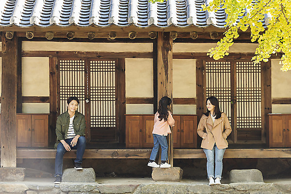 포토 JPG 주간 전신 전통 응시 여자 남자 행복 문화 여유 어린이 40대 여행 가족 가족여행 한옥 사랑 서기 미소 사람 앉기 동양인 성인 야외 앞모습 옆모습 세명 30대 한국인 가을 체험 역사 전라북도 은행나무 설레임 가을여행 국내여행 전주 향교 전주향교 국내포토 자연요소 나무 한국전통 시선 계절 감정 뷰포인트 중년 컨셉 고건축 관계 모션 유적지 표정 인종 장년 전라도 교육기관 파일형식 가을_계절