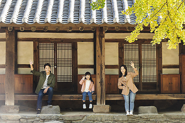 포토 JPG 주간 전신 전통 여자 남자 행복 문화 여유 어린이 40대 여행 가족 가족여행 한옥 사랑 사람 앉기 동양인 성인 야외 앞모습 세명 30대 한국인 가을 체험 역사 전라북도 손인사 은행나무 설레임 가을여행 국내여행 전주 툇마루 향교 전주향교 국내포토 자연요소 나무 한국전통 계절 감정 뷰포인트 중년 컨셉 고건축 관계 모션 유적지 인종 장년 인사 마루_인테리어 전라도 교육기관 파일형식 가을_계절