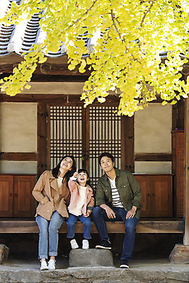 포토 JPG 주간 전신 전통 응시 여자 남자 행복 문화 여유 어린이 40대 여행 가족 가족여행 한옥 사랑 미소 사람 앉기 동양인 성인 야외 앞모습 세명 30대 한국인 가을 가리킴 체험 역사 전라북도 은행나무 설레임 가을여행 국내여행 전주 툇마루 향교 전주향교 국내포토 자연요소 나무 한국전통 시선 계절 감정 뷰포인트 중년 컨셉 고건축 관계 모션 유적지 표정 인종 손짓 장년 마루_인테리어 전라도 교육기관 파일형식 가을_계절