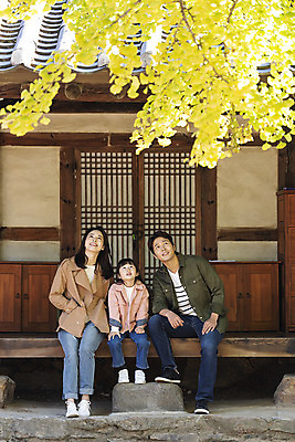 포토 JPG 주간 전신 전통 응시 여자 남자 행복 문화 여유 어린이 40대 여행 가족 가족여행 한옥 사랑 미소 사람 앉기 동양인 성인 야외 앞모습 세명 30대 한국인 가을 체험 역사 전라북도 은행나무 설레임 가을여행 국내여행 전주 툇마루 향교 전주향교 국내포토 자연요소 나무 한국전통 시선 계절 감정 뷰포인트 중년 컨셉 고건축 관계 모션 유적지 표정 인종 장년 마루_인테리어 전라도 교육기관 파일형식 가을_계절