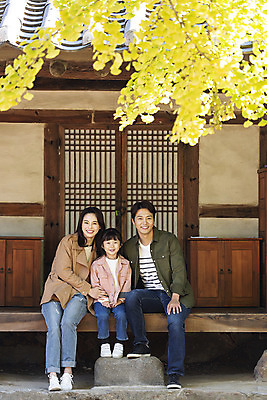 포토 JPG 주간 전신 전통 응시 여자 남자 행복 문화 여유 어린이 40대 여행 가족 가족여행 한옥 사랑 미소 사람 앉기 동양인 성인 야외 앞모습 세명 30대 한국인 가을 체험 역사 전라북도 은행나무 설레임 가을여행 국내여행 전주 툇마루 향교 전주향교 국내포토 자연요소 나무 한국전통 시선 계절 감정 뷰포인트 중년 컨셉 고건축 관계 모션 유적지 표정 인종 장년 마루_인테리어 전라도 교육기관 파일형식 가을_계절