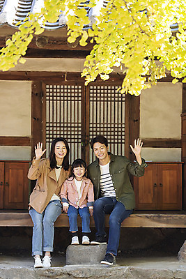 포토 JPG 주간 전신 전통 여자 남자 행복 문화 여유 어린이 40대 여행 가족 가족여행 한옥 사랑 미소 사람 앉기 동양인 성인 야외 앞모습 세명 30대 한국인 가을 체험 역사 전라북도 손인사 은행나무 설레임 가을여행 국내여행 전주 툇마루 향교 전주향교 국내포토 자연요소 나무 한국전통 계절 감정 뷰포인트 중년 컨셉 고건축 관계 모션 유적지 표정 인종 장년 인사 마루_인테리어 전라도 교육기관 파일형식 가을_계절